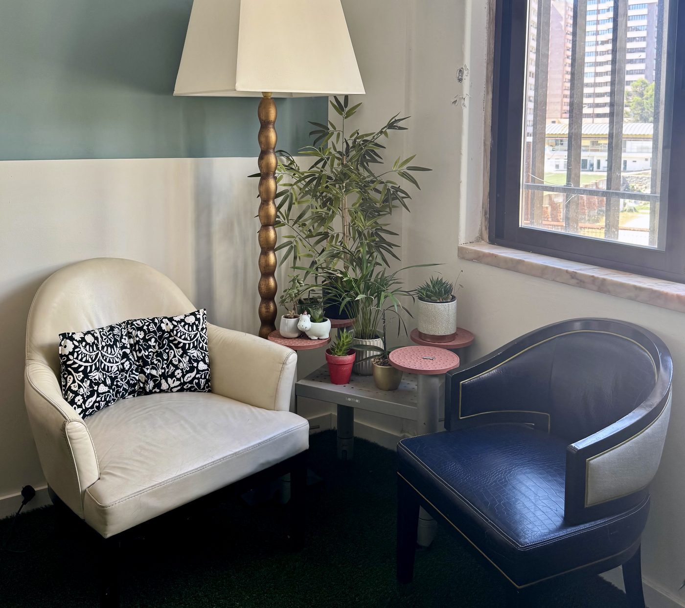 Sala de atendimento de psicoterapia da Emerald Wellness em Lisboa